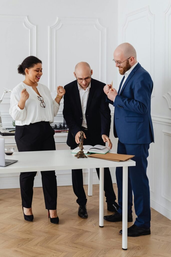 Grupo de inversores contentos